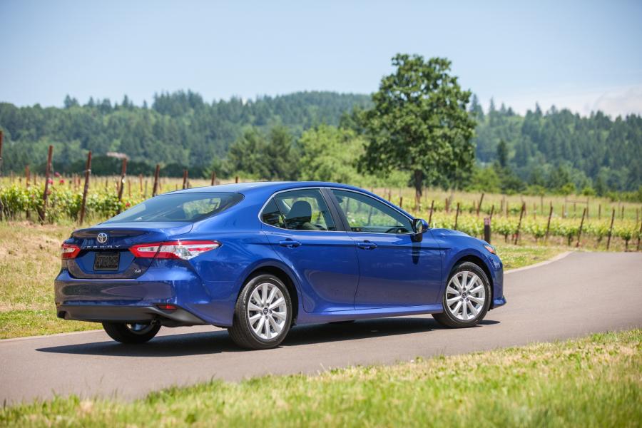  Toyota Camry LE 2017 года  (NA) (фото 2 из 6)